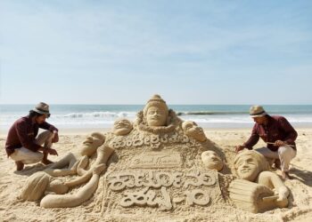 ಕುಂದೇಶ್ವರ ದೀಪೋತ್ಸವದಲ್ಲಿ’ಕಾರ್ಟೂನ್ ಹಬ್ಬಕ್ಕೆ ಶುಭಕೋರುವ’ ಮರಳು ಶಿಲ್ಪದ ರಚನೆ ..!!