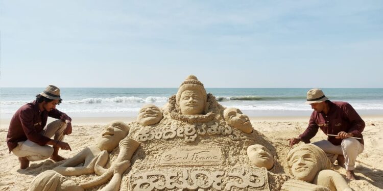 ಕುಂದೇಶ್ವರ ದೀಪೋತ್ಸವದಲ್ಲಿ’ಕಾರ್ಟೂನ್ ಹಬ್ಬಕ್ಕೆ ಶುಭಕೋರುವ’ ಮರಳು ಶಿಲ್ಪದ ರಚನೆ ..!!