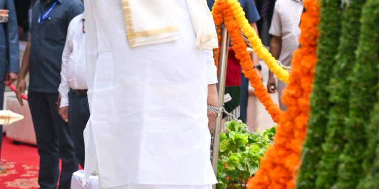 ವಿಜಯ ದಿವಸದ ಅಂಗವಾಗಿ ರಾಷ್ಟ್ರೀಯ ಮಿಲಿಟರಿ‌ ಸ್ಮಾರಕಕ್ಕೆ  ಸಿ.ಎಂ ಭೇಟಿ : ನುಡಿ ನಮನ ಸಲ್ಲಿಕೆ..!!