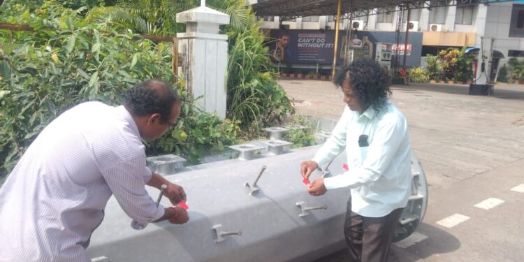 ಉಡುಪಿ : ಅಪಘಾತ ವಲಯವಾಗಿ ಮಾರ್ಪಡಿಸಿದ ಸಿಗ್ನಲ್ ಕಂಬಗಳು..! ಪ್ರತಿಫಲನ ಪಟ್ಟಿ ಅಂಟಿಸಿದ ಸಾಮಾಜಿಕ ಕಾರ್ಯಕರ್ತರು..!!