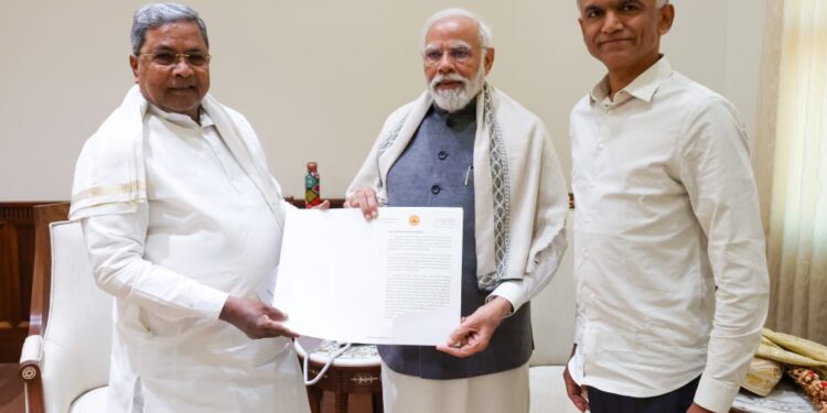 ದೆಹಲಿಯಲ್ಲಿ ಪ್ರಧಾನಿ ಮೋದಿ ಭೇಟಿಯಾದ ಸಿಎಂ ಸಿದ್ದರಾಮಯ್ಯ:ಶೀಘ್ರವೇ 18,177.44 ಕೋಟಿ ರೂ ಬರ ಪರಿಹಾರ ಬಿಡುಗಡೆಗೆ ಮನವಿ..!!