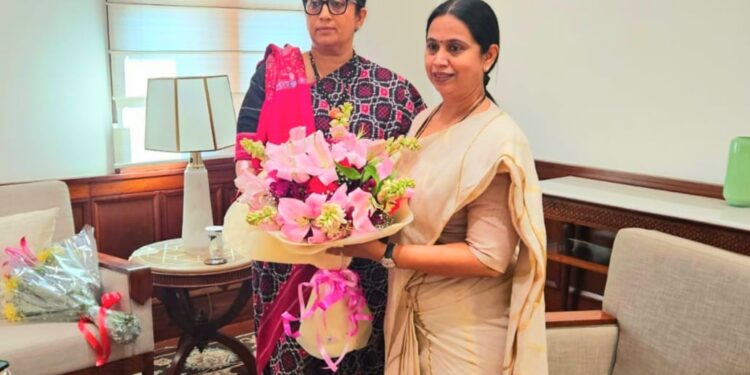 ಸ್ಮೃತಿ ಇರಾನಿ ಭೇಟಿಯಾದ ಸಚಿವೆ ಲಕ್ಷ್ಮೀ ಹೆಬ್ಬಾಳಕರ್: ಕೇಂದ್ರ ಪುರಸ್ಕೃತ ಯೋಜನೆಗಳ ಅನುದಾನ ಬಿಡುಗಡೆಗೆ ಕೋರಿಕೆ..!!