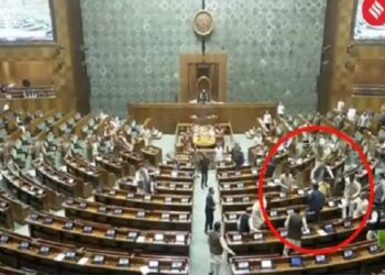 ನೂತನ ಸಂಸತ್ ಭವನದಲ್ಲಿ ಭದ್ರತಾ ಲೋಪ – ಲೋಕಸಭಾ ಕಲಾಪ ನಡೆಯುವಾಗಲೇ ಮೇಲಿನಿಂದ ಜಿಗಿದ ಅನಾಮಿಕರು : ‘ಸದನ’ ಮುಂದೂಡಿಕೆ..!!