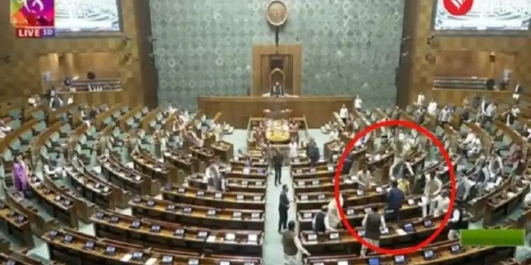 ನೂತನ ಸಂಸತ್ ಭವನದಲ್ಲಿ ಭದ್ರತಾ ಲೋಪ – ಲೋಕಸಭಾ ಕಲಾಪ ನಡೆಯುವಾಗಲೇ ಮೇಲಿನಿಂದ ಜಿಗಿದ ಅನಾಮಿಕರು : ‘ಸದನ’ ಮುಂದೂಡಿಕೆ..!!