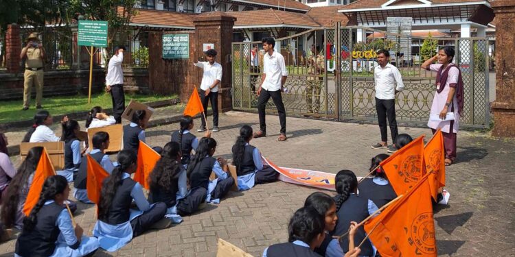 ಉಡುಪಿ : ಎಬಿವಿಪಿಯಿಂದ ಡಿಸಿ ಕಚೇರಿ ಮುತ್ತಿಗೆಗೆ ಯತ್ನ..!!