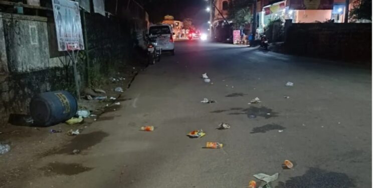 ಕಾರ್ಕಳ : ಗೋಮಟೇಶ್ವರ ಬೆಟ್ಟ ರಸ್ತೆ ಬದಿಯಲ್ಲಿ ಕಸ ಎಸೆದ ವಿದ್ಯಾರ್ಥಿಗಳು :10 ಸಾವಿರ ದಂಡ ವಿಧಿಸಿ ನೋಟೀಸ್ ನೀಡಿದ ಪುರಸಭೆ…!!