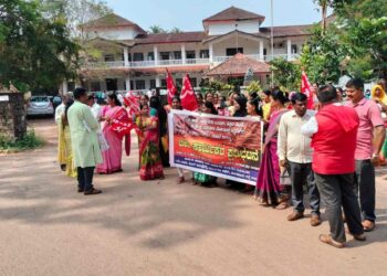 ಕಾರ್ಕಳ : ವಿವಿದ ಬೇಡಿಕೆ ಗಳ ಈಡೇರಿಕೆಗಾಗಿ ಬೀಡಿ ಕಾರ್ಮಿಕರ ಪ್ರತಿಭಟನೆ…!!!