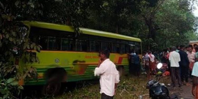 ಕಾರ್ಕಳ : ಮರಕ್ಕೆ ಗುದ್ದಿದ ಟೂರಿಸ್ಟ್ ಬಸ್‌ – ಇಬ್ಬರು ವಿದ್ಯಾರ್ಥಿಗಳಿಗೆ ಗಾಯ..!