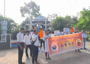 ಕಾರ್ಮಿಕರ ಕಲ್ಯಾಣ ನಿಧಿ ಯೋಜನೆಯ ಅಡಿಯಲ್ಲಿರುವ ವಿದ್ಯಾರ್ಥಿ ವೇತನ ಬಿಡುಗಡೆಗೆ ಆಗ್ರಹಿಸಿ: ಎಬಿವಿಪಿ ಪ್ರತಿಭಟನೆ..!!