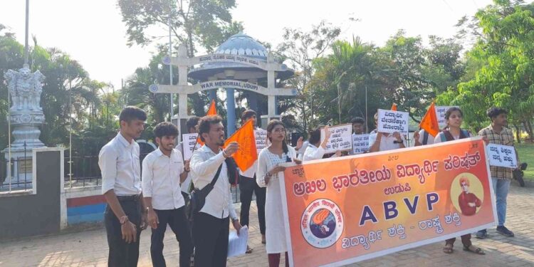 ಕಾರ್ಮಿಕರ ಕಲ್ಯಾಣ ನಿಧಿ ಯೋಜನೆಯ ಅಡಿಯಲ್ಲಿರುವ ವಿದ್ಯಾರ್ಥಿ ವೇತನ ಬಿಡುಗಡೆಗೆ ಆಗ್ರಹಿಸಿ: ಎಬಿವಿಪಿ ಪ್ರತಿಭಟನೆ..!!