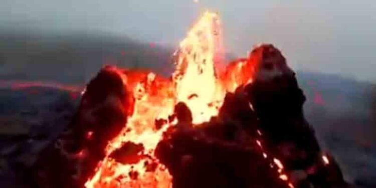 ಇಂಡೋನೇಷ್ಯಾದಲ್ಲಿ ಜ್ವಾಲಾಮುಖಿ ಸ್ಫೋಟ…!!