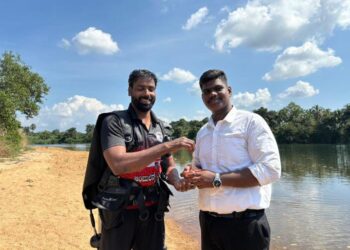 ಉಡುಪಿ : ನದಿಯಲ್ಲಿ ಬಿದ್ದ 3 ಲಕ್ಷ ರೂ. ಮೌಲ್ಯದ ಚಿನ್ನದ ಸರ ಹುಡುಕಿ ಕೊಟ್ಟ ಮುಳುಗು ತಜ್ಞ ಈಶ್ವ‌ರ್ ಮಲ್ಪೆ.!