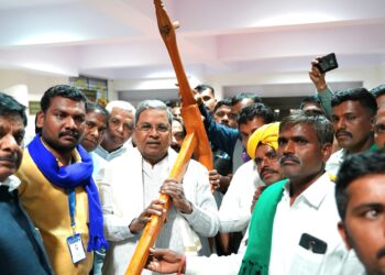 ಸುವರ್ಣಸೌಧದಲ್ಲಿ ರೈತ ಸಮುದಾಯದ ರೈತರಿಂದ ಸಿಎಂಗೆ ಅಂದದ ನೇಗಿಲು ಕೊಡುಗೆ…!!