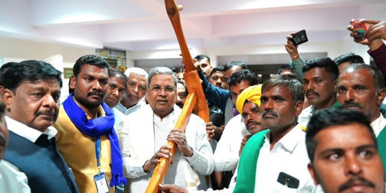 ಸುವರ್ಣಸೌಧದಲ್ಲಿ ರೈತ ಸಮುದಾಯದ ರೈತರಿಂದ ಸಿಎಂಗೆ ಅಂದದ ನೇಗಿಲು ಕೊಡುಗೆ…!!