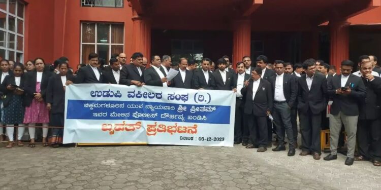 ಯುವ ನ್ಯಾಯವಾದಿ ಮೇಲೆ ಹಲ್ಲೆ ಪ್ರಕರಣ: ಉಡುಪಿ ವಕೀಲರ ಸಂಘದಿಂದ ಪ್ರತಿಭಟನೆ..!!