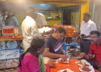 ಮಲ್ಪೆ ಬೀಚ್ ರಸ್ತೆಯಂಚಿನಲ್ಲಿರುವ ಹೋಟೆಲ್ ಗಳಿಗೆ  ಪೌರಾಯುಕ್ತರ ನೇತೃತ್ವದಲ್ಲಿ ದಾಳಿ :ಮೀನಿನ ಖಾದ್ಯಗಳಿಗೆ ಕೃತಕ ಬಣ್ಣ, ರುಚಿ ಬರುವ ರಾಸಾಯನಿಕ ಸೇರಿಸದಂತೆ ಖಡಕ್ ಎಚ್ಚರಿಕೆ.!!..!!