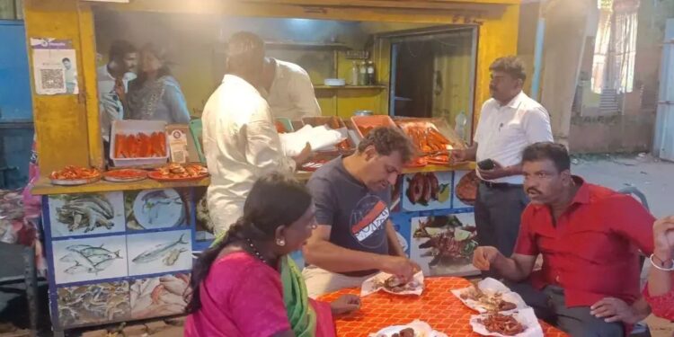 ಮಲ್ಪೆ ಬೀಚ್ ರಸ್ತೆಯಂಚಿನಲ್ಲಿರುವ ಹೋಟೆಲ್ ಗಳಿಗೆ  ಪೌರಾಯುಕ್ತರ ನೇತೃತ್ವದಲ್ಲಿ ದಾಳಿ :ಮೀನಿನ ಖಾದ್ಯಗಳಿಗೆ ಕೃತಕ ಬಣ್ಣ, ರುಚಿ ಬರುವ ರಾಸಾಯನಿಕ ಸೇರಿಸದಂತೆ ಖಡಕ್ ಎಚ್ಚರಿಕೆ.!!..!!