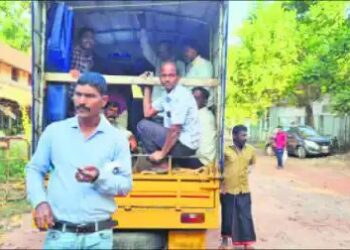 ಉಡುಪಿ : ಅಧಿಕಾರಿಗಳ ಜಂಟಿ ಕಾರ್ಯಾಚರಣೆ : ಕಾರ್ಮಿಕರನ್ನು ತುಂಬಿಸಿಕೊಂಡು ಹೋಗುತ್ತಿದ್ದ ಗೂಡ್ಸ್‌ ವಾಹನ ವಶ…!!