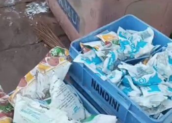 ಉಡುಪಿ : ದ್ವಿಚಕ್ರ ವಾಹನಕ್ಕೆ ಡಿಕ್ಕಿ ಹೊಡೆಯುವುದನ್ನು ತಪ್ಪಿಸಲು ಹೋಗಿ ಹಾಲಿನ ಟ್ರೇಗಳಿಗೆ ಡಿಕ್ಕಿ ಹೊಡೆದ ಪಿಕಪ್ ವಾಹನ..!!