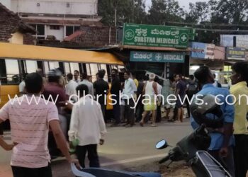 ಚಾಲಕನ ನಿಯಂತ್ರಣ ತಪ್ಪಿ ಮೆಡಿಕಲ್ ಶಾಪ್ ಗೆ ನುಗ್ಗಿದ ಶಾಲಾ ವಾಹನ…!!