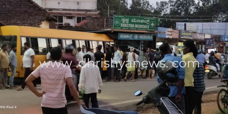 ಚಾಲಕನ ನಿಯಂತ್ರಣ ತಪ್ಪಿ ಮೆಡಿಕಲ್ ಶಾಪ್ ಗೆ ನುಗ್ಗಿದ ಶಾಲಾ ವಾಹನ…!!