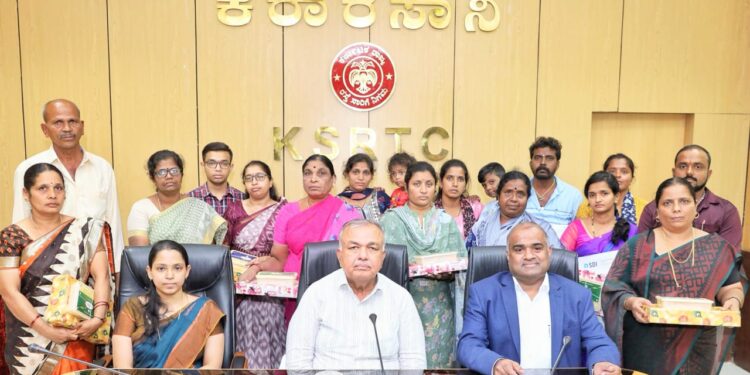 ಬೆಂಗಳೂರು :ಅಪಘಾತದಲ್ಲಿ ಮೃತಪಟ್ಟ ಕೆಎಸ್ಆರ್ಟಿಸಿ ನೌಕರರ ಕುಟುಂಬಕ್ಕೆ ಪರಿಹಾರ ವಿತರಣೆ..!!