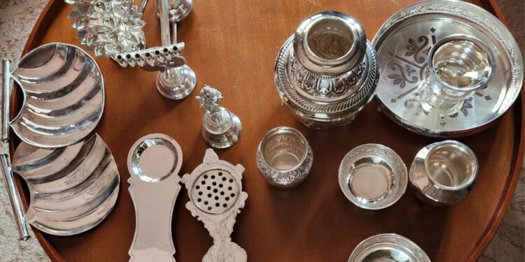 ಧರ್ಮಸ್ಥಳದಿಂದ ಅಯೋಧ್ಯೆಯ ರಾಮಲಲ್ಲಾನ ಪೂಜೆಗೆ ಬೆಳ್ಳಿ ಪರಿಕರ : ಪೇಜಾವರ ಮಠದ ವಿಶ್ವಪ್ರಸನ್ನ ತೀರ್ಥ ಸ್ವಾಮೀಜಿಗಳಿಗೆ ಹಸ್ತಾಂತರ ..!!