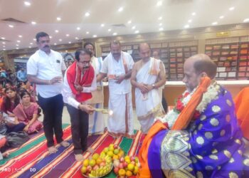 ಉಡುಪಿಯ ಗೀತಾಂಜಲಿ ಸಿಲ್ಕ್ಸ್ ಗೆ ಪುತ್ತಿಗೆ ಶ್ರೀ ಭೇಟಿ..!!