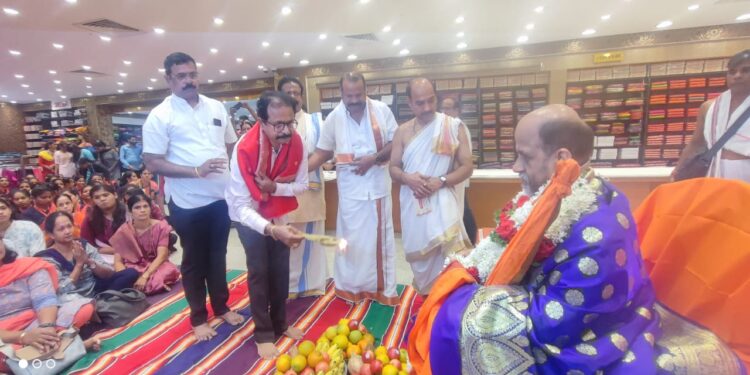 ಉಡುಪಿಯ ಗೀತಾಂಜಲಿ ಸಿಲ್ಕ್ಸ್ ಗೆ ಪುತ್ತಿಗೆ ಶ್ರೀ ಭೇಟಿ..!!