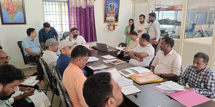 ಬೈಂದೂರು : ಕ್ಷೇತ್ರದ ಸಮಸ್ಯೆ ಕುರಿತು ಚರ್ಚೆ ವಾನರ ಸೈನ್ಯಕ್ಕೆ ಮಂಕಿ ಪಾರ್ಕ್ ನಿರ್ಮಾಣಕ್ಕೆ ಶಾಸಕ ಗುರುರಾಜ್ ಗಂಟಿಹೊಳೆ ಅರಣ್ಯ ಅಧಿಕಾರಿಗಳ ಜೊತೆ ಚರ್ಚೆ..!!