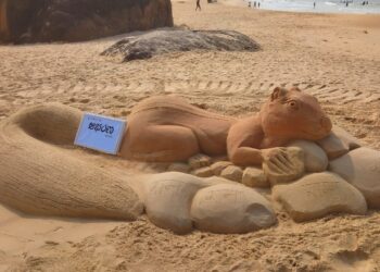 ಕಾಪು : ಕಡಲ ಕಿನಾರೆಯಲ್ಲಿ ಪ್ರವಾಸಿಗರ ಕಣ್ಮನ ಸೆಳೆಯುತ್ತಿದೆ ‘ಅಳಿಲಿನ ಮರಳು ಶಿಲ್ಪ’