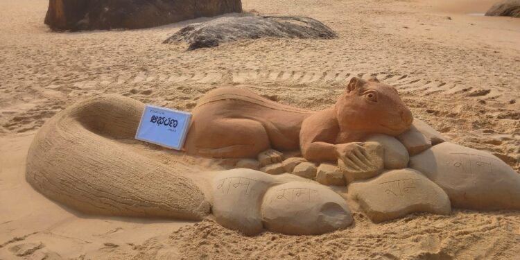 ಕಾಪು : ಕಡಲ ಕಿನಾರೆಯಲ್ಲಿ ಪ್ರವಾಸಿಗರ ಕಣ್ಮನ ಸೆಳೆಯುತ್ತಿದೆ ‘ಅಳಿಲಿನ ಮರಳು ಶಿಲ್ಪ’