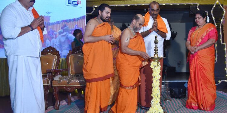 ಉಡುಪಿ:ರಾಮೋತ್ಸವದ ಅಂಗವಾಗಿ ಶ್ರೀ ಕೃಷ್ಣಮಠದ ಮಧ್ವಮಂಟಪದಲ್ಲಿ  ವಿಶೇಷ ಉದಯಾಸ್ತಮಾನ ಅಖಂಡ ಭಜನಾ ಕಾರ್ಯಕ್ರಮಕ್ಕೆ ಪರ್ಯಾಯ ಶ್ರೀ ಪುತ್ತಿಗೆ  ಸುಗುಣೇಂದ್ರ ತೀರ್ಥ ಶ್ರೀಪಾದರಿಂದ ಚಾಲನೆ..!!