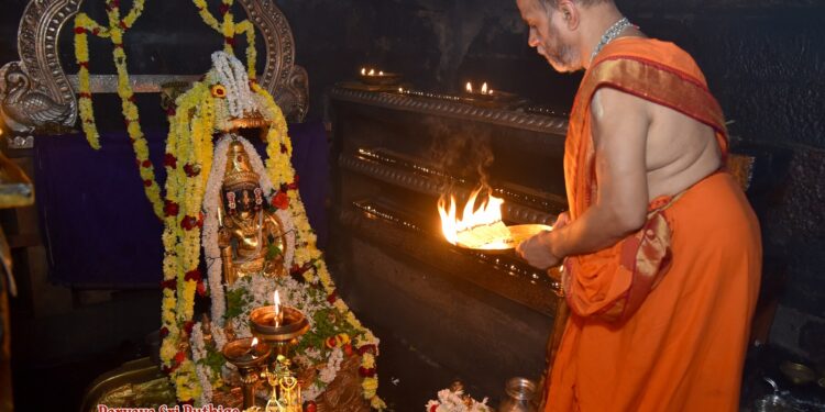 ಉಡುಪಿ: ಅಯೋಧ್ಯೆಯಲ್ಲಿ ಶ್ರೀರಾಮ ಮೂರ್ತಿ ಪ್ರತಿಷ್ಠಾಪನೆ ಹಿನ್ನೆಲೆ: ಶ್ರೀ ಕೃಷ್ಣ ಮಠದಲ್ಲಿ ಪರ್ಯಾಯ ಪುತ್ತಿಗೆ ಮಠ ವತಿಯಿಂದ ದೇವರಿಗೆ ವಿಶೇಷ ಅಲಂಕಾರ ಸೇವೆ ..!!