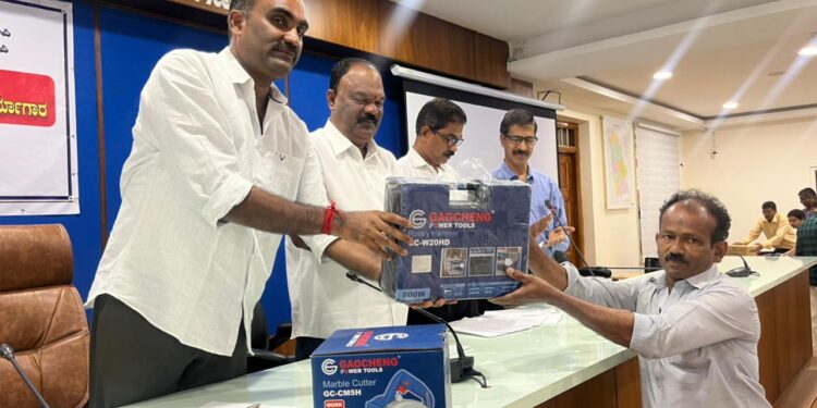 ಉಡುಪಿ : ವೃತ್ತಿಪರ ಯೋಜನೆಯಡಿಯಲ್ಲಿ ಮಂಜೂರಾದ ಉಚಿತ ಉಪಕರಣ ವಿತರಣಾ ಕಾರ್ಯಕ್ರಮ..!!