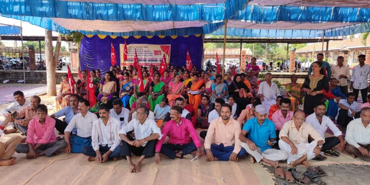 ಉಡುಪಿ: ಸಿಐಟಿಯು ನೇತ್ರತ್ವದಲ್ಲಿ ‘ಸಂಸದರ ಕಛೇರಿ ಚಲೋ’ ಜಿಲ್ಲಾಧಿಕಾರಿ ಕಛೇರಿಯಲ್ಲಿ 2ನೇ ದಿನದ ಹೋರಾಟ..!!