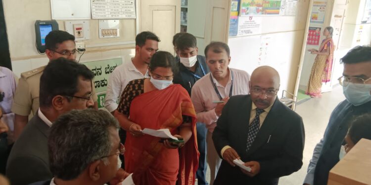ಜಿಲ್ಲಾ ಆಸ್ಪತ್ರೆ, ರಾಜ್ಯ ಮಹಿಳಾ ನಿಲಯ ಹಾಗೂ ವಿದ್ಯಾರ್ಥಿ ನಿಲಯಗಳಿಗೆ ಉಪ ಲೋಕಾಯುಕ್ತರ ಅನಿರೀಕ್ಷಿತ ಭೇಟಿ, ಪರಿಶೀಲನೆ..!!