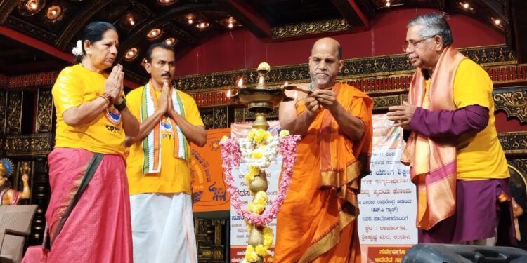 ಉಡುಪಿ : ಶ್ರೀಕೃಷ್ಣ ಮಠದಲ್ಲಿ “ಸಾಮೂಹಿಕ ಸೂರ್ಯನಮಸ್ಕಾರ” ಮಾಡುವ ಮೂಲಕ ವೈಶಿಷ್ಟವಾಗಿ “ರಥಸಪ್ತಮಿ” ಆಚರಣೆ..!!