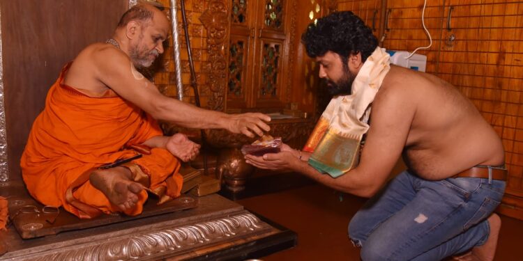 ಉಡುಪಿ : ಶ್ರೀ ಕೃಷ್ಣ ಮಠಕ್ಕೆ ನಟ ರಕ್ಷಿತ್ ಶೆಟ್ಟಿ ಭೇಟಿ..!!