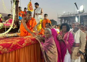 ನಿತ್ಯಾನಂದ ಒಳಕಾಡು ಮತ್ತು ವಿಶು ಶೆಟ್ಟಿ ಅಂಬಲಪಾಡಿ ಅವರಿಗೆ  ಶ್ರೀ ರಾಮ ದೇವರ ಸನ್ನಿದಾನದಲ್ಲಿ ಅಭಿನಂದಿಸಿದ ಉಡುಪಿ ಪೇಜಾವರ ಮಠದ ವಿಶ್ವಪ್ರಸನ್ನ ತೀರ್ಥ ಶ್ರೀ ಪಾದರು …!!