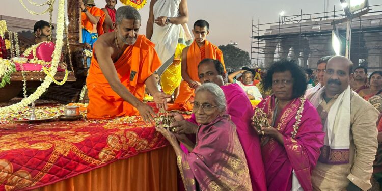 ನಿತ್ಯಾನಂದ ಒಳಕಾಡು ಮತ್ತು ವಿಶು ಶೆಟ್ಟಿ ಅಂಬಲಪಾಡಿ ಅವರಿಗೆ  ಶ್ರೀ ರಾಮ ದೇವರ ಸನ್ನಿದಾನದಲ್ಲಿ ಅಭಿನಂದಿಸಿದ ಉಡುಪಿ ಪೇಜಾವರ ಮಠದ ವಿಶ್ವಪ್ರಸನ್ನ ತೀರ್ಥ ಶ್ರೀ ಪಾದರು …!!