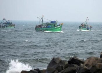 ಮಲ್ಪೆ :ಮೀನುಗಾರಿಕೆ ಮುಗಿಸಿ ವಾಪಸು ಬರುತ್ತಿರುವ ಆಳಸಮುದ್ರ ಬೋಟಿನ ಮೇಲೆ ಆಕ್ರಮಣ :ಲಕ್ಷಾಂತರ ರೂ. ಮೌಲ್ಯದ ಮೀನು, ಡೀಸೆಲ್ ಸಹಿತ 7 ಮಂದಿ ಮೀನುಗಾರರ ಅಪಹರಣ..!!