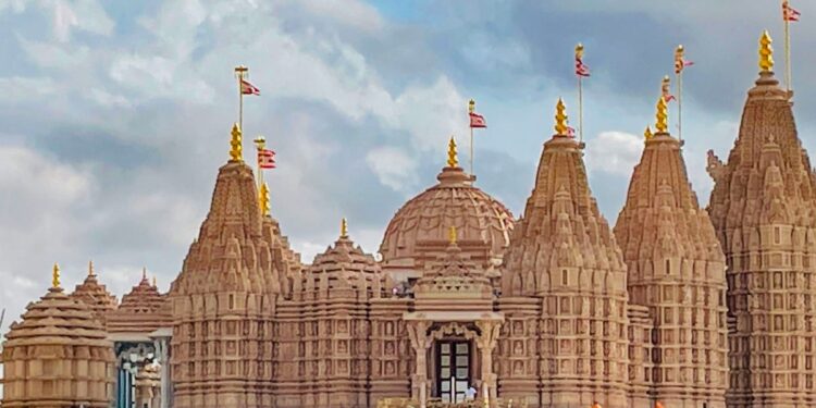 ಅಬುದಾಬಿಯಲ್ಲಿ ಮೊದಲ ‘ಹಿಂದೂ ದೇವಾಲಯ ‘ ಲೋಕಾರ್ಪಣೆ ಮಾಡಿದ ಪ್ರಧಾನಿ ಮೋದಿ..!!