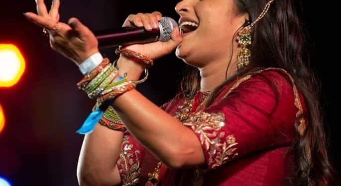 ಖ್ಯಾತ ಗಾಯಕಿ ಮಂಗ್ಲಿ ಕಾರು ಅಪಘಾತ…!!