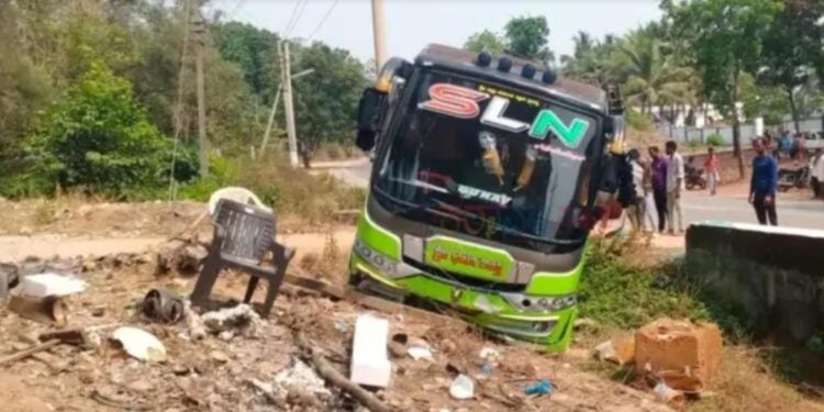 ಕಾರ್ಕಳ :ಚಾಲಕನ ನಿಯಂತ್ರಣ ತಪ್ಪಿ ಟೂರಿಸ್ಟ್ ಬಸ್ ಪಲ್ಟಿ : ಪ್ರಯಾಣಿಕರಿಗೆ ಸಣ್ಣ ಪುಟ್ಟ ಗಾಯ..!!