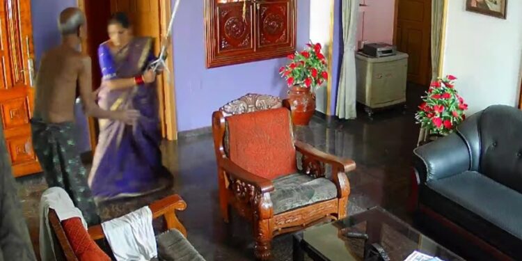 ಮಂಗಳೂರು: ವೃದ್ದ ಮಾವನಿಗೆ ವಾಕಿಂಗ್ ಸ್ಟಿಕ್ ನಿಂದ  ಅಮಾನವೀಯವಾಗಿ ಥಳಿಸಿ ಹಲ್ಲೆ ನಡೆಸಿದ ಸೊಸೆ..!!