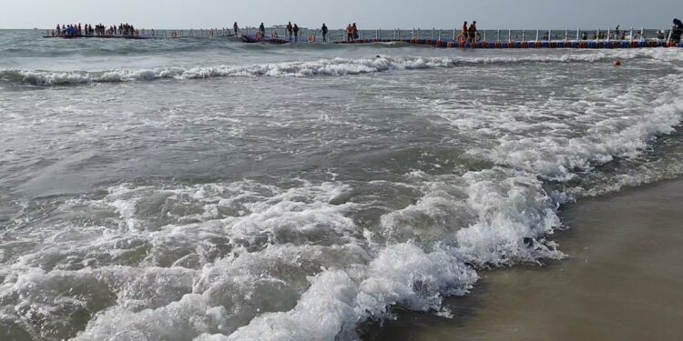 ಮಲ್ಪೆ : ಬೀಚ್‌ನಲ್ಲಿ ಅಲೆಗಳ ಹೊಡೆತಕ್ಕೆ ಸಿಲುಕಿದ ಒಂದೂವರೆ ವರ್ಷದ ಮಗು : ಮುಳುಗು ತಜ್ಞ ಈಶ್ವರ ಮಲ್ಪೆ ತಂಡದಿಂದ ರಕ್ಷಣೆ…!!