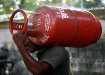 ಗ್ರಹಬಳಕೆಯ ಎಲ್​ಪಿಜಿ ಸಿಲಿಂಡರ್ ಬೆಲೆ 100ರೂಪಾಯಿ ಇಳಿಕೆ..!!