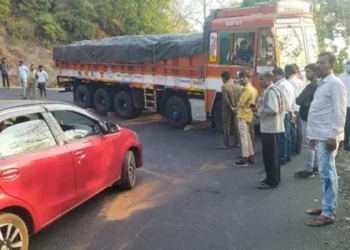 ಚಾರ್ಮಾಡಿ ಘಾಟಿಯಲ್ಲಿ ಕೆಟ್ಟು ನಿಂತ 16 ಚಕ್ರದ ಲಾರಿ : ಕಿ.ಮೀ.ಗಟ್ಟಲೆ ಟ್ರಾಫಿಕ್ ಜಾಮ್..!!