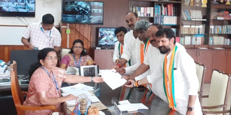 ಉಡುಪಿ – ಚಿಕ್ಕಮಗಳೂರು ಲೋಕಸಭಾ ಕ್ಷೇತ್ರ : ಬಿಜೆಪಿ ಅಭ್ಯರ್ಥಿ ಕೋಟ ಶ್ರೀನಿವಾಸ ಪೂಜಾರಿ ನಾಮಪತ್ರ ಸಲ್ಲಿಕೆ..!!